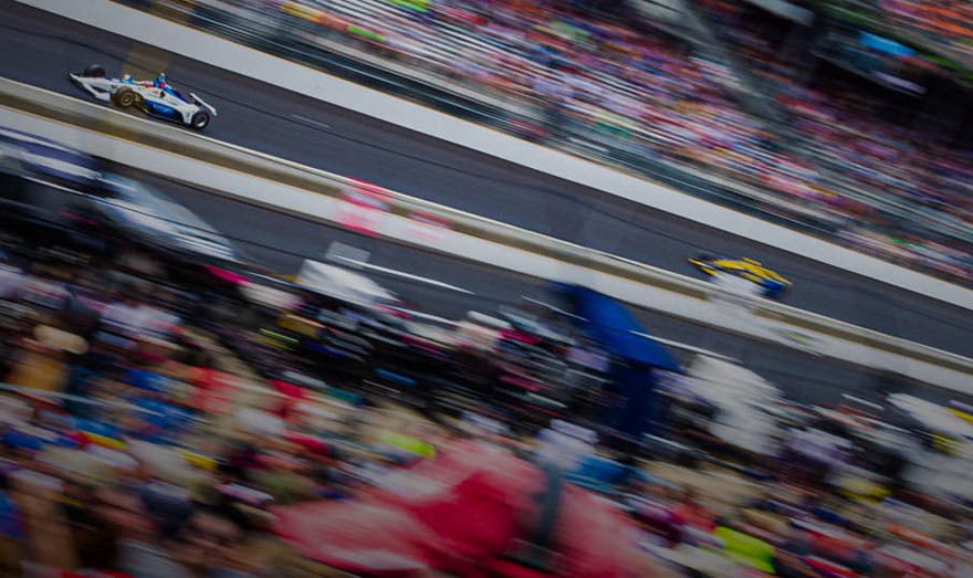 imagen de carreras de autos en la pista