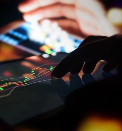 fingers tracking candlestic chart