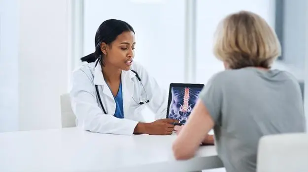 Doctor is explaning her patient for the required treatment.