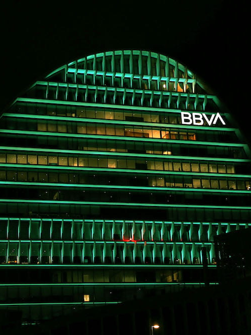 La vela se ilumina de verde por la cumbre del clima de madrid